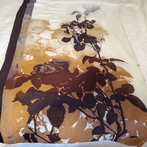 Jennifer Lopez Infiniti scarf